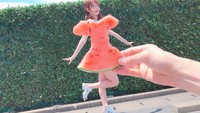 Salah satu pengguna instagram bernama 39saku_chan atau dikenal dengan Sakura Miyawaki dari AKB 48 terlihat bergaya dengan kaki terangkat setengah yang anggun. Tidak dengan pakaian pada umumnya, ia ini justru terlihat seperti mengenakan dress berwarna merah dari semangka. (foto : instagram 39saku_chan)