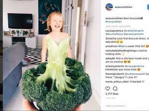 Duh Lucunya! Bocah Ini Pakai Busana dari Sayur dan Buah-buahan
