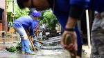 Pasukan Biru Bersihkan Lumpur Sisa Banjir di Cipinang Melayu