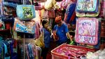 Peralatan Sekolah di Pasar Asemka Ramai Dipadati Pembeli