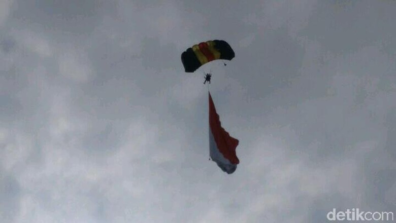 Atraksi Terjun Payung Kibarkan Bendera Merah Putih di Udara