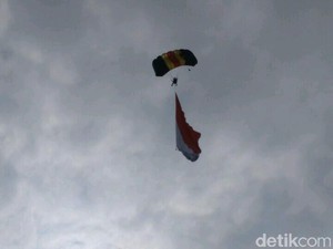 Atraksi Terjun Payung Kibarkan Bendera Merah Putih di Udara