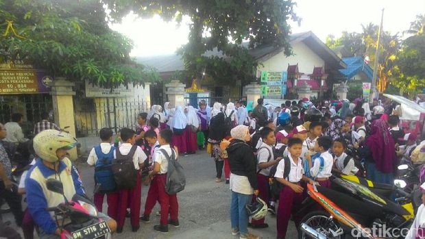 warga di Tangkerang Timur, Tenayan Raya, Pekanbaru menyegel sekolah dasar (SD) negeri, Senin (10/7/2017)