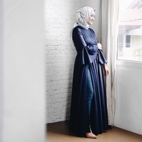 Kali ini Ayudia Bing Slamet tampil anggun saat memakai gaun A-line berpotongan lengan terompet dengan belahan paha tinggi. Pilihan celana jeans sebagai dalaman lebih baik daripada hanya menggunakan legging.  Foto: Dok. Instagram @ayudiac