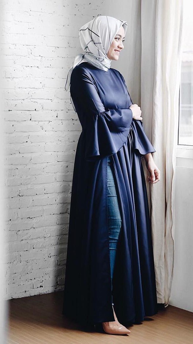 Kali ini Ayudia Bing Slamet tampil anggun saat memakai gaun A-line berpotongan lengan terompet dengan belahan paha tinggi. Pilihan celana jeans sebagai dalaman lebih baik daripada hanya menggunakan legging.  Foto: Dok. Instagram @ayudiac