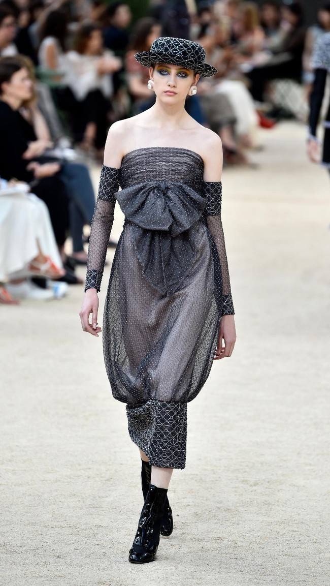 A model walks the runway during the Chanel Haute Couture Fall/Winter 2017-2018 show as part of Haute Couture Paris Fashion Week on July 4, 2017 in Paris, France.  (Photo by Pascal Le Segretain/Getty Images)
