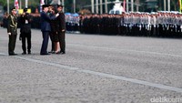 Presiden Joko Widodo memberikan penghargaan Bintang Bhayangkara Nararya kepada 3 anggota Polri. Ketiga personel Polri yang mendapatkan penghargaan itu adalah Kombes Wahyu Hadiningrat sebagai Pamen Bareskrim Polri, Ipda Sriyatmini sebagai Pama Polda Metro Jaya dan Iptu Edi Susilo sebagai Pama Polda Metro Jaya.