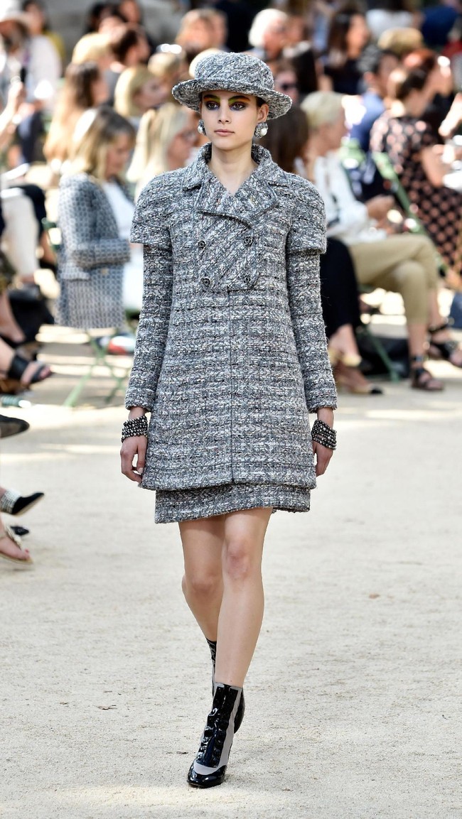 A model walks the runway during the Chanel Haute Couture Fall/Winter 2017-2018 show as part of Haute Couture Paris Fashion Week on July 4, 2017 in Paris, France.  (Photo by Pascal Le Segretain/Getty Images)