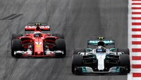 Pertarungan Bottas dengan Vettel di dua posisi terdepan menjadi sajian utama dari balapan GP Austria. Adu cepat keduanya berlangsung sampai lap akhir. (Foto: Clive Mason/Getty Images)