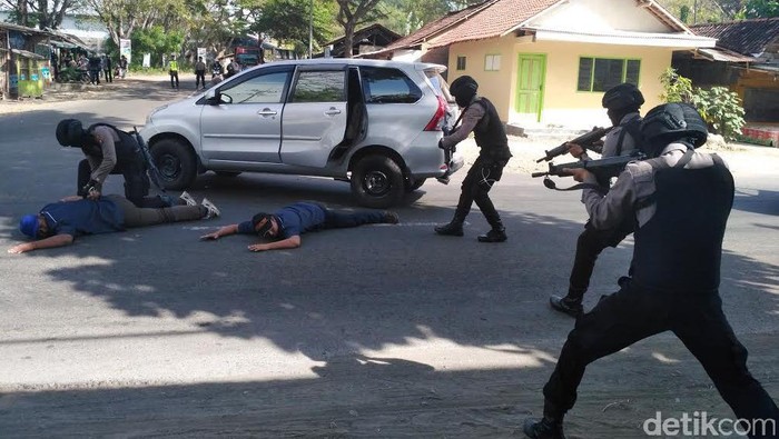 Simulasi Perampokan Toko Emas Warnai HUT Bhayangkara di Situbondo