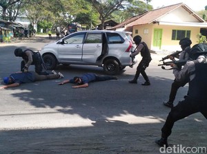 Simulasi Perampokan Toko Emas Warnai HUT Bhayangkara di Situbondo