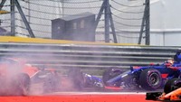 Insiden langsung terjadi pada tikungan pertama. Driver Honda Fernando Alonso, Max Verstappen, dan Daniil Kvyat merupakan yang terlibat di dalamnya. (Foto: AFP PHOTO / JOE KLAMAR)