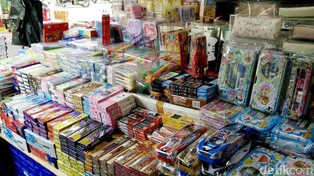 Momen tahun ajaran baru dimanfaatkan sejumlah pedagang peralatan sekolah musiman di Pasar Asemka, Jakarta.