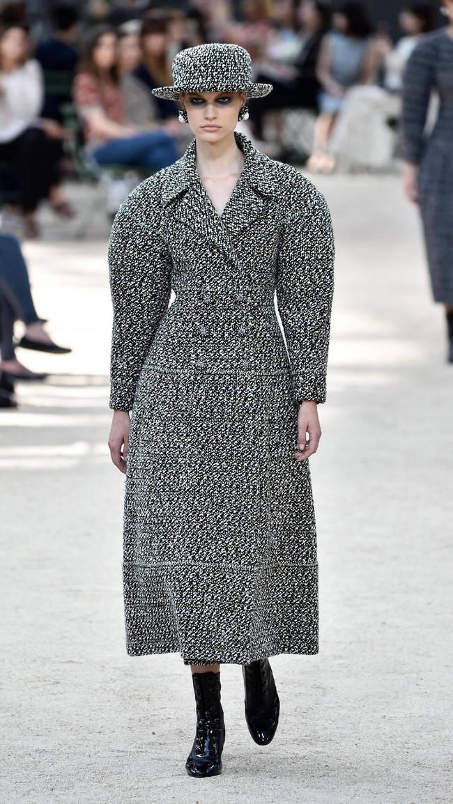 A model walks the runway during the Chanel Haute Couture Fall/Winter 2017-2018 show as part of Haute Couture Paris Fashion Week on July 4, 2017 in Paris, France.  (Photo by Pascal Le Segretain/Getty Images)