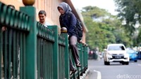 Mereka melakukan hal ini karena ogah memutar lebih jauh.