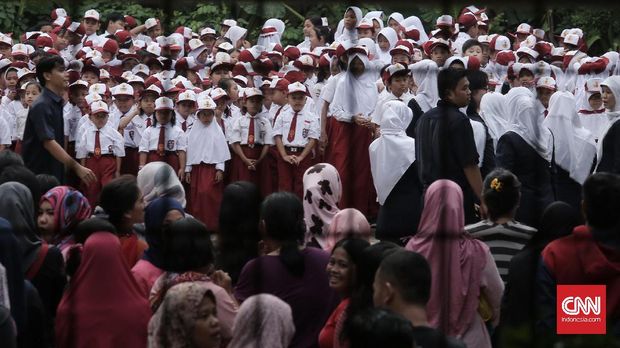 Lapangan sekolah SDN Pasar Baru 03 Pagi dan SDN Pasar Baru 01 Pagi dipadati orang tua siswa yang mengatar sekolah di hari pertama masuk , Jakarta (10/7). Hari ini para siswa mulai kembali beraktivitas mengikuti pelajaran di sekolah untuk tahun ajaran 2017-2018 usai libur panjang Hari Raya Idul Fitri. (CNN Indonesia/ Hesti Rika)