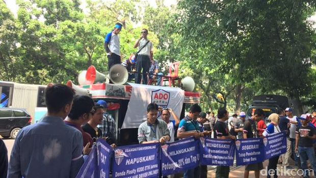 Tak Puas Aturan Tarif Taksi Online, Driver Grab Demo di Kemenhub