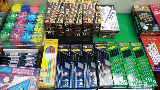 Di pasar Asemka jual alat tulis asal China dengan harga murah.