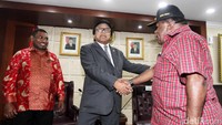 Oesman Sapta Odang juga menerima Bupati Paniai Hengky Kayame (kanan).