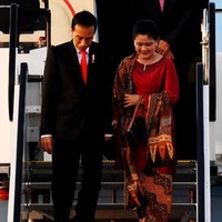 Tak hanya di dalam negeri, Iriana juga berdiplomasi kebaya saat mendampingi Presiden Jokowi dinas ke luar negeri. Di KTT G20, pilihannya jatuh pada siluet baju kurung warna tembaga serta kain sutra bermotif batik sebagai selendang juga roknya. Kain batik Iriana tampak terdiri dari berbagai motif klasik, di antaranya bunga, parang dan juga tumpal. Motif batik bernuansa coklat dan hitam ini cantik berpadu dengan material santung yang terkesan mewah sebagai atasan dengan taburan payet di dada. Foto: Dok. Getty Images