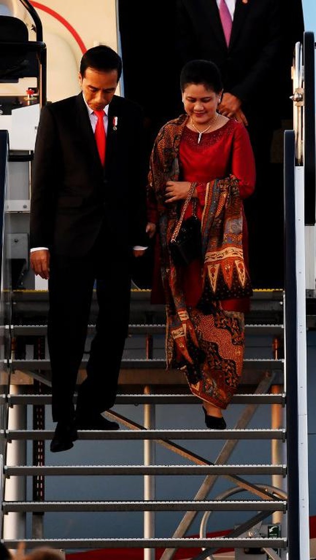 Tak hanya di dalam negeri, Iriana juga berdiplomasi kebaya saat mendampingi Presiden Jokowi dinas ke luar negeri. Di KTT G20, pilihannya jatuh pada siluet baju kurung warna tembaga serta kain sutra bermotif batik sebagai selendang juga roknya. Kain batik Iriana tampak terdiri dari berbagai motif klasik, di antaranya bunga, parang dan juga tumpal. Motif batik bernuansa coklat dan hitam ini cantik berpadu dengan material santung yang terkesan mewah sebagai atasan dengan taburan payet di dada. Foto: Dok. Getty Images