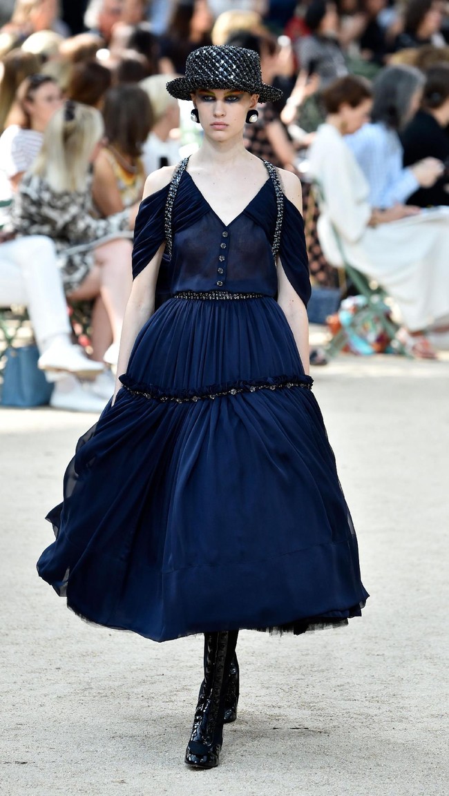A model walks the runway during the Chanel Haute Couture Fall/Winter 2017-2018 show as part of Haute Couture Paris Fashion Week on July 4, 2017 in Paris, France.  (Photo by Pascal Le Segretain/Getty Images)