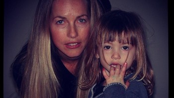 Ini fotonya saat kecil bersama sang ibu. Foto: instagram