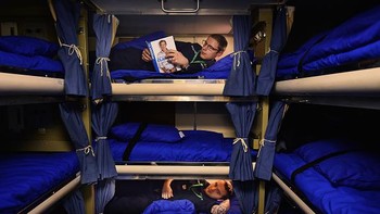 Ruang untuk tidur yang cukup sempit tapi keihatan nyaman. Foto: Getty Images