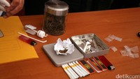 Selain itu adapula barang bukti lainnya berupa lintingan rokok kretek, sebungkus ganja dalam kertas, kertas Mars Brand, alat bantu hisap sabu serta bungkus plastik bekas sabu. Hanif Hawari/detikHOT