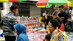 Peralatan Sekolah di Pasar Asemka Ramai Dipadati Pembeli