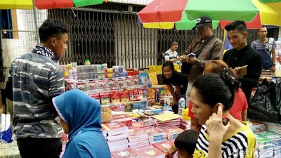 Peralatan Sekolah di Pasar Asemka Ramai Dipadati Pembeli