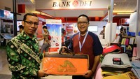 Di beberapa booth mitra binaan UMKM Bank DKI diterapkan zona transaksi non-tunai pada anjungan Pemprov DKI Jakarta selama ajang Jakarta Fair 2017. Foto: dok. Bank DKI