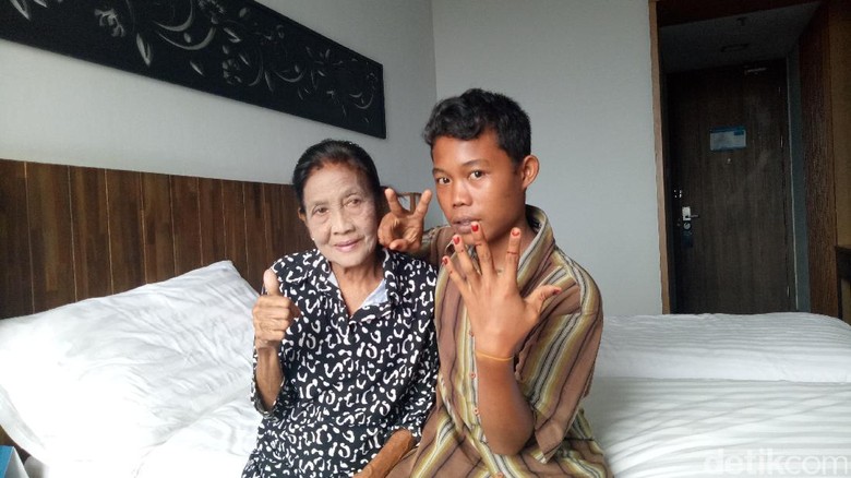 Agar Sah, ABG Selamet dan Nenek Rohaya Ikut Nikah Massal Agar Sah, ABG Selamet dan Nenek Rohaya Ikut Nikah Massal