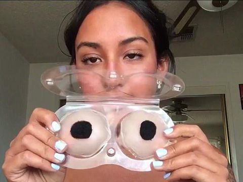 Fidget spinner yang dimainkan Manuela. 