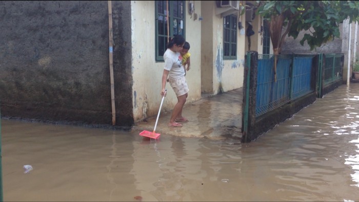 Banjir di Cipinang Melayu Surut, Warga Bersih-bersih