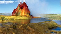 Black Rock Desert di Washoe County, Nevada. Lahan yang penuh warna ini merupakan properti pribadi. Sebagian besar tempat ini tidak diketahui karena tidak terbuka untuk umum. Tapi, pemilik sesekali menawarkan tur, ada formasi ganjil di sebuah lubang yang memuntahkan air panas alami. Terdapat penumpukan mineral dari air mancur yang membuat suatu gundukan (Dok. CNN Travel)