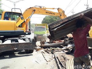 Pembongkaran Bangli di Jalan Pandegiling untuk Pelebaran Jalan