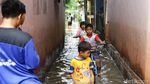 Pasukan Biru Bersihkan Lumpur Sisa Banjir di Cipinang Melayu