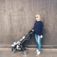 Celana jeans memang paling nyaman dipakai untuk jalan-jalan dengan anak karena santai serta kasual. Gaya hiijab Ayudia Bing Slamet kali ini hanya dipadukan bersama sweater tentu dengan kreasi jilbab yang khas dililitkan merapat ke leher seperti penampilan sehari-harinya. Foto: Dok. Instagram @ayudiac