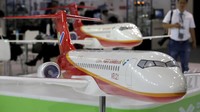 COMAC pada hari Minggu kemarin mengirim pesawat ARJ21 pertama pesanan dari Chengdu Airlines. Pesawat ARJ21 ini memilik kapasitas 90 penumpang. REUTERS/Stringer.