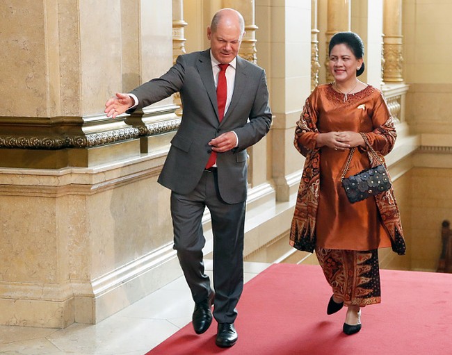 Iriana Jokowi Ibu Negara Indonesia di Hamburg, Jerman (Photo by Friedemann Vogel - Pool/Getty Images)