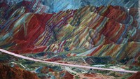 Danxia Landform. Adalah formasi bebatuan warna warni yang indah bergaris. Danxia Landform terletak di dekat Zhangye, Provinsi Gansu, China. Warna warni yang adalah hasil dari perpaduan batu pasir dan mineral yang disimpan jutaan tahun yang lalu (Dok. CNN Travel)