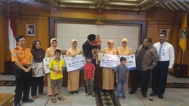Pemerintah juga menyiapkan bea siswa bagi anak-anak para korban heli Basarnas jatuh.