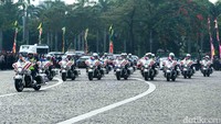 Terlihat konvoi dari para polisi wanita mengelilingi Monas.