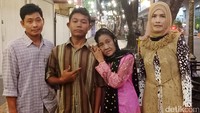 Keduanya selalu tampil mesra saat jalan-jalan di Kota Pempek tersebut.