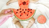 Anak berusia 1 tahun ini difoto ibunya dengan gaun semangka. Potongan buah semangkanya dibentuk sedemikian rupa sehingga berbentuk layaknya baju pesta. Saat anaknya tertidur, pemilik akun glutton_maa memotret anaknya. Lucu dan menggemaskan! (foto: instagram glutton_maa)