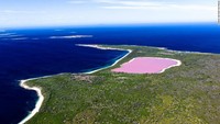 Danau pink Hillier adalah perairan seluas hampir 600 meter di Middle Island. Merupakan rangkaian dari Pulau Recherche di negara bagian Western, Australia. Danau terpencil itu hanya dapat diakses menggunakan kapal atau kapal pesiar dari kota terdekat, yakni Esperance. Penyebab warna pink Danau Hillier belum sepenuhnya diketahui. Tingginya salinitas dan bakteri penghasil pewarna adalah hal yang mungkin menjadi jawabannya (Dok. CNN Travel)