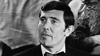 George Lazenby adalah James Bonda kedua. Ia tercatat dalam satu judul film saja pada 1969. Sean Connery lalu kembali menggantikan perannya karena Lazenby dianggap kurang menggigit. Foto: Michael Stroud/Daily Express/Hulton Archive/Getty Images