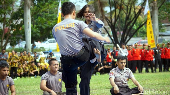 Ciat! Begini Aksi Silat Polwan Polres Cianjur