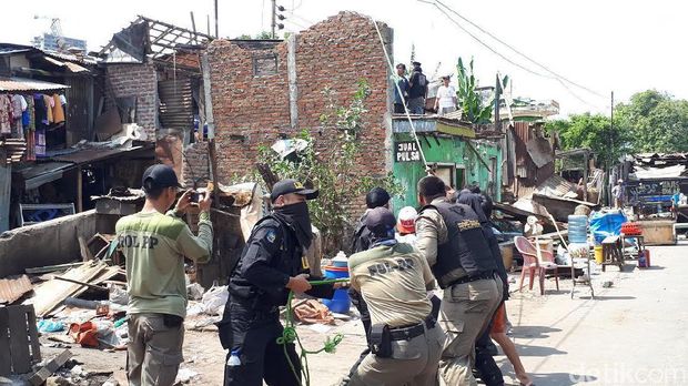 Bangli di Jalan Pandegiling dibongkar/